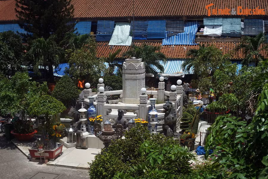 Để tưởng nhớ Quách Đàm, một đài thờ ông đã được xây ở chính giữa sân trời của chợ Bình Tây là đài thờ ông Quách Đàm. Không chỉ là người sáng lập chợ, ông còn được coi là vị thần tài của khu chợ lịch sử này.