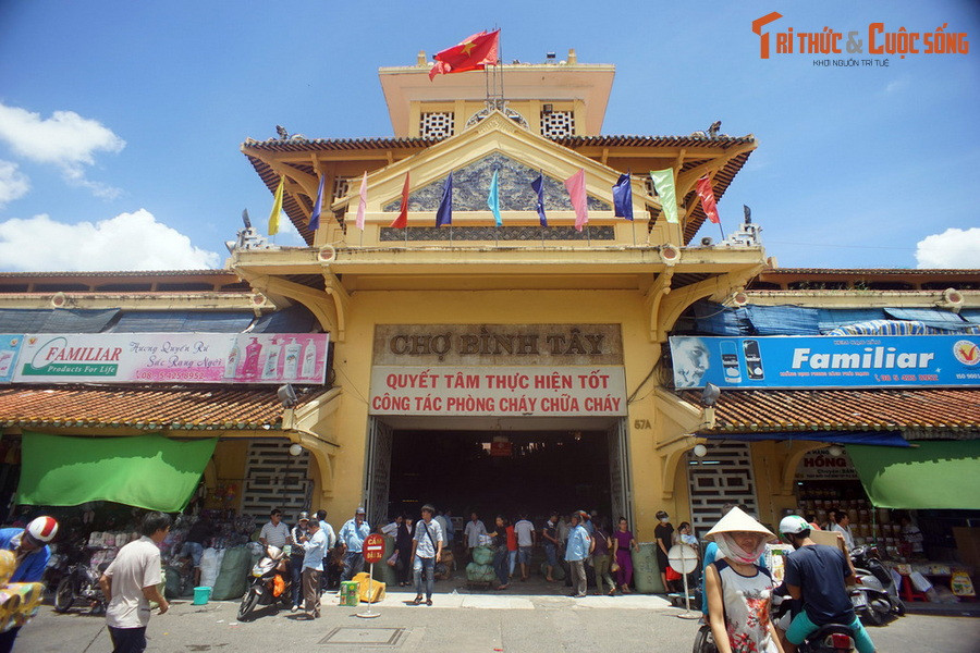 Theo các tư liệu lịch sử, ông Quách Đàm là người Hoa gốc Triều Châu, Trung Quốc. Ông sang Việt Nam với hai bàn tay trắng, từng có giai đoạn sống vô gia cư. Ông khởi nghiệp từ nghề mua bán ve chai, sau đó kèm thêm việc mua bán da trâu, vi cá và bong bóng cá.