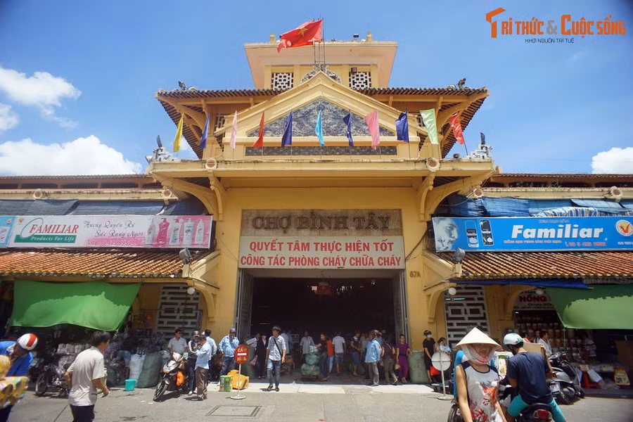 Theo các tư liệu lịch sử, ông Quách Đàm là người Hoa gốc Triều Châu, Trung Quốc. Ông sang Việt Nam với hai bàn tay trắng, từng có giai đoạn sống vô gia cư. Ông khởi nghiệp từ nghề mua bán ve chai, sau đó kèm thêm việc mua bán da trâu, vi cá và bong bóng cá.