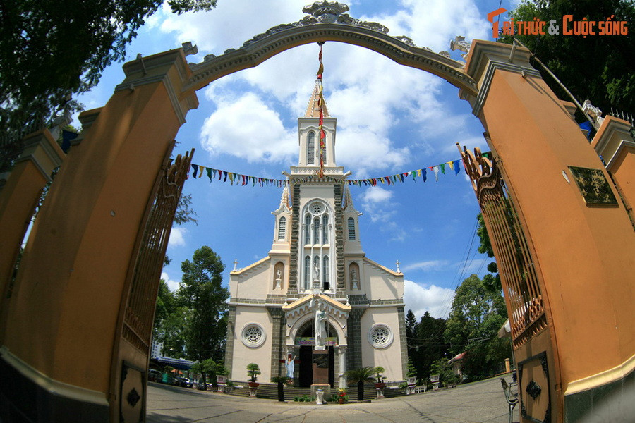 Lúc sinh thời, Huyện Sỹ (1841-1900) là một trong những người giàu nhất Sài Gòn. Ông là người đứng đầu trong “Tứ đại phú hộ” – bốn người giàu nhất Sài Gòn cũng như nhất Nam Kỳ lục tỉnh xưa. Ông cũng được biết đến với tư cách ông ngoại của hoàng hậu Nam Phương.