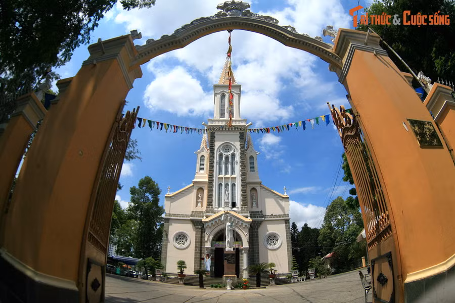 Lúc sinh thời, Huyện Sỹ (1841-1900) là một trong những người giàu nhất Sài Gòn. Ông là người đứng đầu trong “Tứ đại phú hộ” – bốn người giàu nhất Sài Gòn cũng như nhất Nam Kỳ lục tỉnh xưa. Ông cũng được biết đến với tư cách ông ngoại của hoàng hậu Nam Phương.