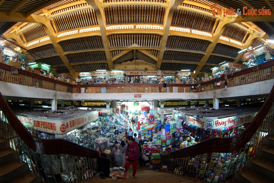 Làm việc rất cần cù, khi đã có một số vốn, Quách Đàm bước vào nghề mua bán lúa gạo và trở nên giàu có. Ông đã tạo nên Thông Hiệp, một cơ sở kinh doanh danh tiếng ở khu vực Chợ Lớn ngày ấy. Từ giai đoạn này, việc làm ăn của Quách Đàm ngày một phát đạt, thịnh vượng...