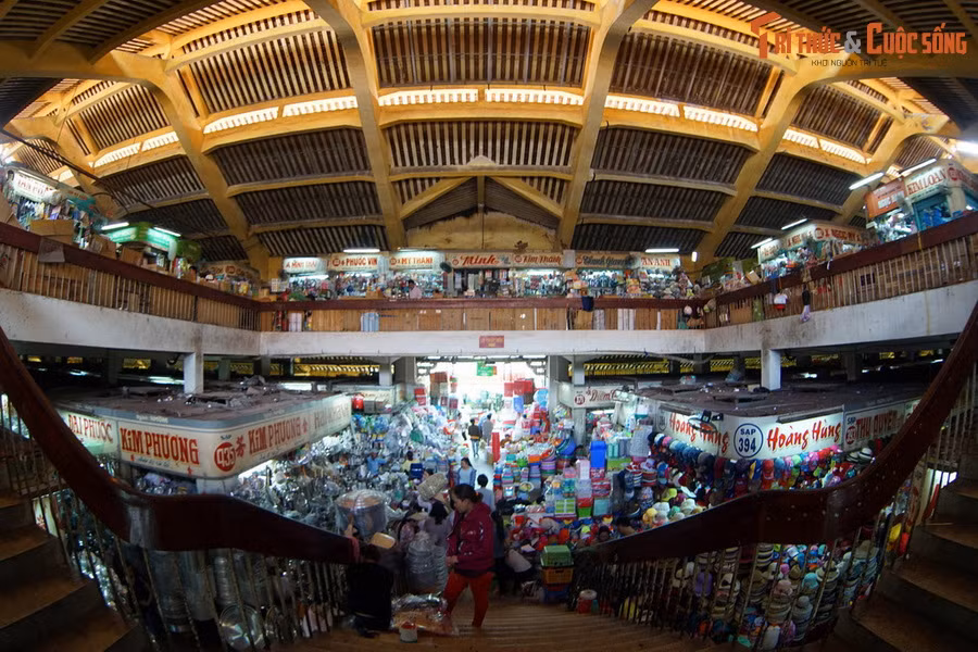 Làm việc rất cần cù, khi đã có một số vốn, Quách Đàm bước vào nghề mua bán lúa gạo và trở nên giàu có. Ông đã tạo nên Thông Hiệp, một cơ sở kinh doanh danh tiếng ở khu vực Chợ Lớn ngày ấy. Từ giai đoạn này, việc làm ăn của Quách Đàm ngày một phát đạt, thịnh vượng...