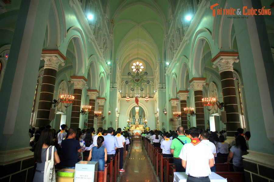 Thuở thiếu thời, gia đình Huyện Sỹ có hoàn cảnh khó khăn và ông từng phải làm nghề lái đò. Về sau, ông được một linh mục Pháp nhận làm con đỡ đầu để nuôi cho ăn học. Ông làm việc trong bộ máy hành chính địa phương và trở nên giàu có nhờ ruộng đất và sản xuất nông nghiệp.