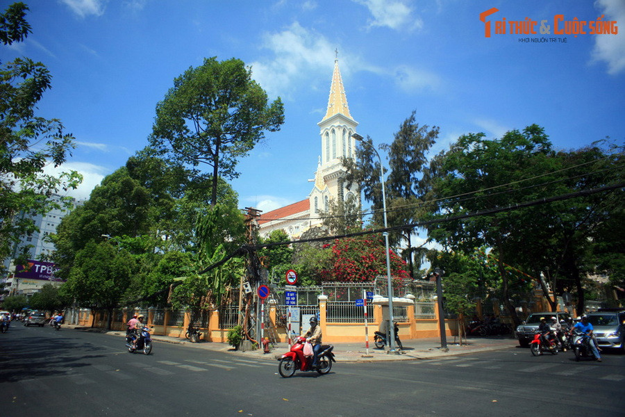 2. Tọa lạc tại số 1 đường Tôn Thất Tùng, quận 1, TP HCM, nhà thờ Huyện Sỹ là một trong những nhà thờ cổ nổi tiếng nhất Sài Gòn xưa. Công trình do ông bà Lê Phát Ðạt, tức Huyện Sỹ, hiến đất và xuất 1/7 gia tài để xây dựng đầu thế kỷ 20.