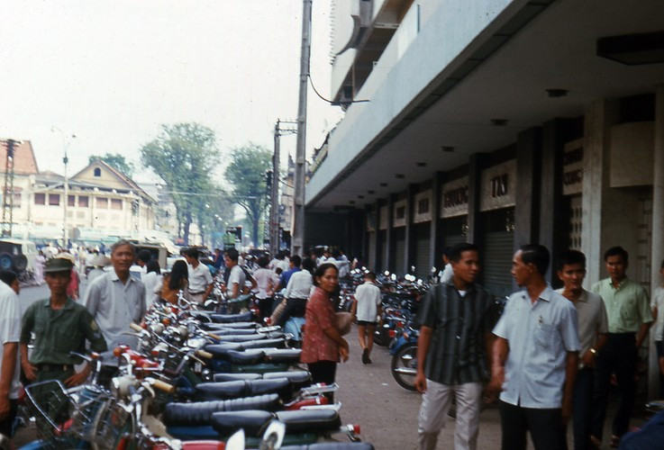 Khung cảnh nhộn nhịp ở vỉa hè phía trước thương xá Crystal Palace, 1970. Còn có tên gọi khác là thương xá Tam Đa, khu thương mại này được thiết kế bởi kiến trúc sư nổi tiếng Ngô Viết Thụ.