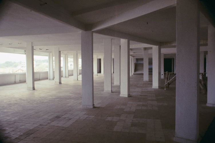 Trong thương xá Crystal Palace, thời điểm công trình đang được hoàn thiện, 1968. Sau năm 1975, nơi này được bàn giao cho Intershop – một cơ quan quan trọng trong lĩnh vực xuất khẩu và kiều hối, sau một thời gian được giao lại cho Công ty Cosevina.