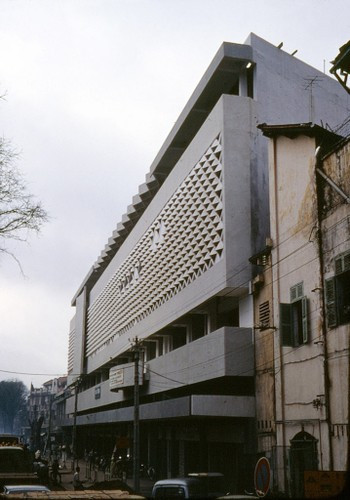 Mặt tiền nhìn ra đường Công Lý (Nam Kỳ Khởi Nghĩa) của thương xá Crystal Palace, khoảng năm 1967-1968. Thương xá có sáu tầng lầu với tổng diện tích 6.500m², tọa lạc trên khu đất vàng được bao bọc bởi các trục đường Công Lý, Lê Lợi, Nguyễn Trung Trực và Lê Thánh Tôn.