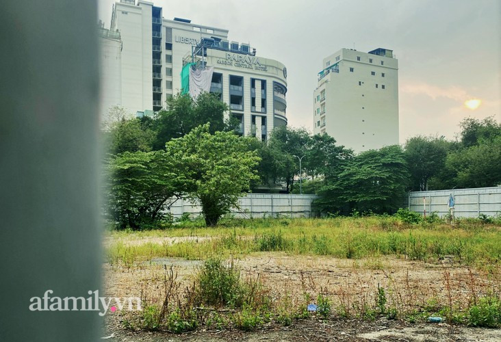 Hiện tại, thương xá nổi tiếng Sài Gòn một thời chỉ còn là một bãi đất trống được quây xung quanh bằng hàng rào tôn. Dự kiến, một tòa tháp mang tên SJC Tower sẽ hiện diện ở nơi này trong tương lai. Ảnh: Afamily.