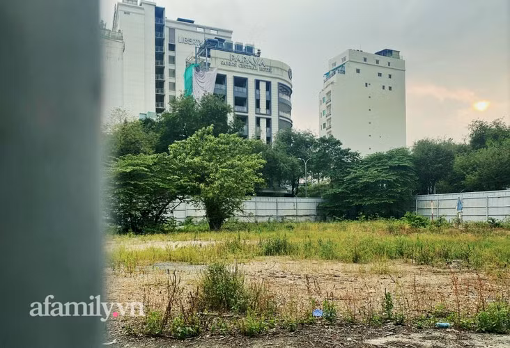 Hiện tại, thương xá nổi tiếng Sài Gòn một thời chỉ còn là một bãi đất trống được quây xung quanh bằng hàng rào tôn. Dự kiến, một tòa tháp mang tên SJC Tower sẽ hiện diện ở nơi này trong tương lai. Ảnh: Afamily.