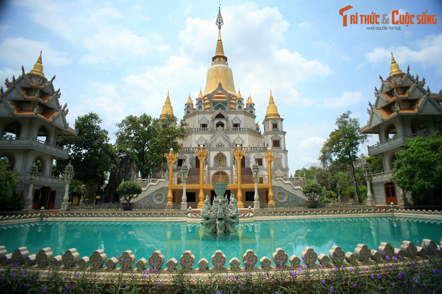 1. Được xây dựng từ năm 2007-2013, bảo tháp Xá lợi Gotama Cetiya tại Tổ đình Bửu Long (81 Nguyễn Xiển, TP Thủ Đức) là tòa tháp Phật giáo có quy mô lớn và lộng lẫy vào bậc nhất của Việt Nam.