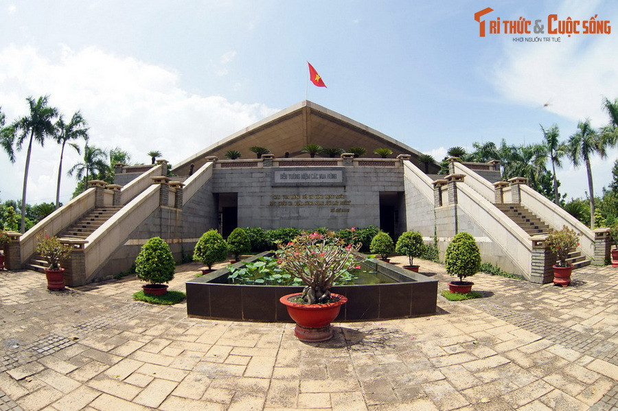 Đền có tổng diện tích hơn 60 ha với nhiều hạng mục khác nhau, được xây theo chiều dốc tự nhiên của khu đất Đồi Viễn với khu đền thờ nằm trên đỉnh đồi.