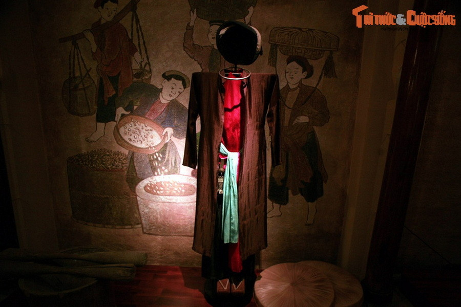 Các mẫu áo dài được trưng bày ở nơi đây phản ánh sự "tiến hóa" của chiếc áo dài theo dòng thời gian một cách rất sinh động, từ chiếc áo dài tứ thân thế kỷ 17 cho đến những mẫu áo dài của các nhà tạo mốt đương thời.