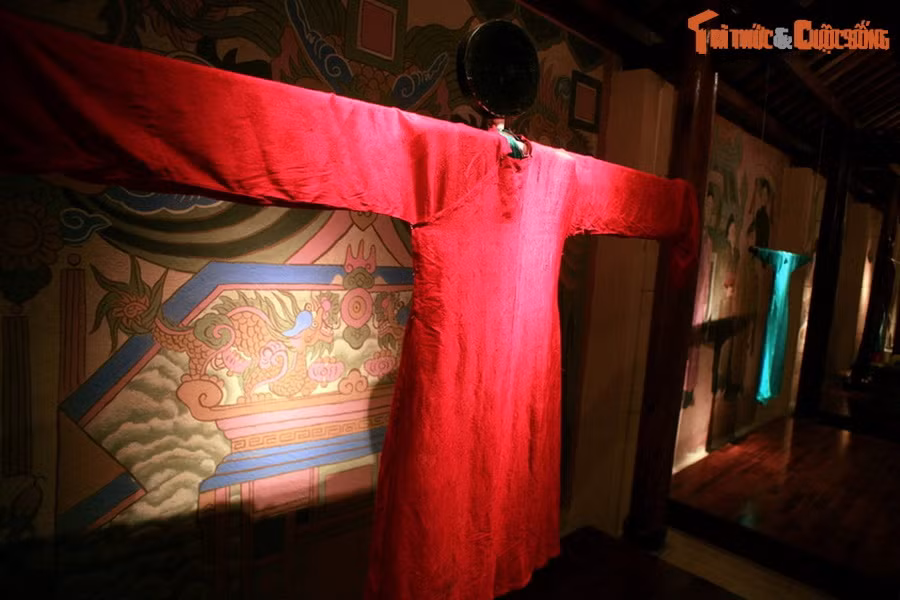 Du khách ghé thăm bảo tàng sẽ không khỏi bất ngờ khi được nhìn tận mắt những kiểu áo dài từng thịnh hành trong lịch sử, như áo dài 5 thân đầu thế kỷ 19, áo dài tân thời những năm 1930-1940, áo dài hippy những năm 1968-1975...