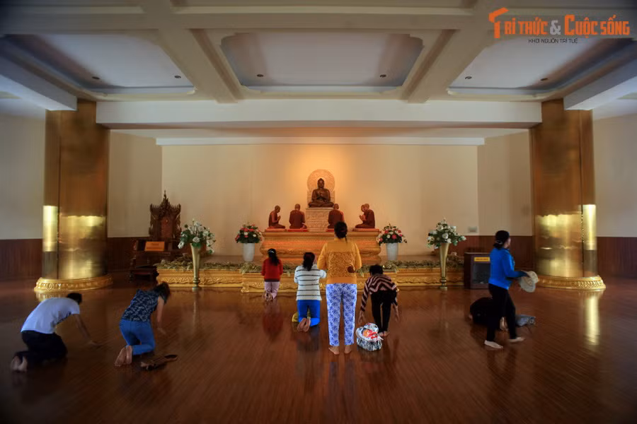 Kkông gian bên trong bảo tháp thoáng đãng, giản dị và trang nghiêm. Các tầng tháp là nơi thờ xá lợi Phật và các Chư Thánh Tăng của Phật giáo.