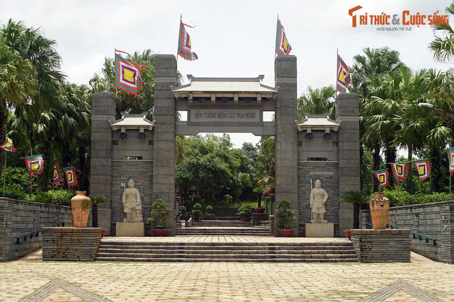 2. Khu tưởng niệm các Vua Hùng thuộc công viên Lịch sử - Văn hóa dân tộc ở TP Thủ Đức được xây dựng từ năm 2002-2009, là ngôi đền thờ Vua Hùng có quy mô lớn nhất của TP.HCM cũng như toàn khu vực Nam Bộ.