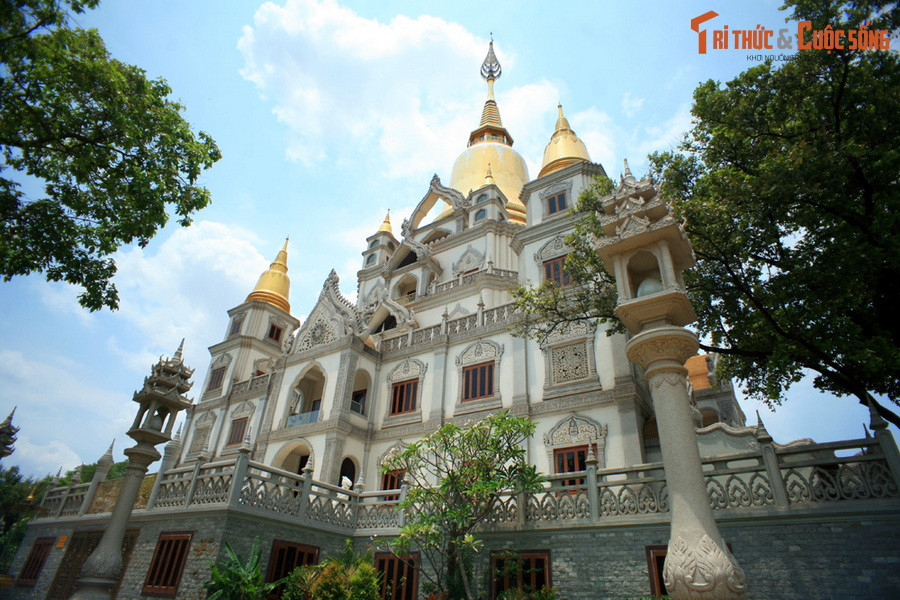 Tọa lạc trên một quả đồi thấp hướng ra sông Đồng Nai, kiến trúc của tháp là sự kết hợp giữa phong cách nền văn minh Suvannabhūmi cổ xưa của vùng Đông Nam Á với một số yếu tố truyền thống Việt Nam và kỹ thuật xây dựng hiện đại.