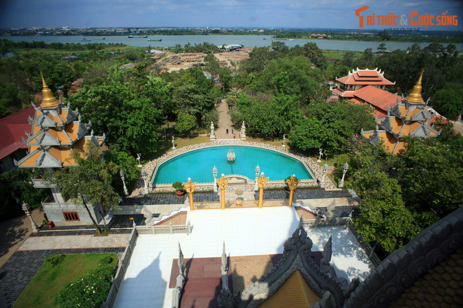 Từ trên tầng cao của tháp có thể nhìn toàn cảnh sông Đồng Nai với cảnh quan hấp dẫn. Từ khi khánh thành, bảo tháp Gotama Cetiya đã trở thành điểm đến thu hút đông đảo du khách thập phương ở ngoại ô TP. HCM.