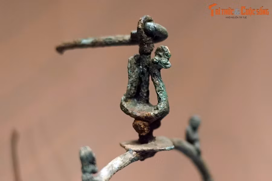 Hình tượng chim công được tạo hình theo lối cách điệu trên đỉnh chiếc quai treo của đèn.