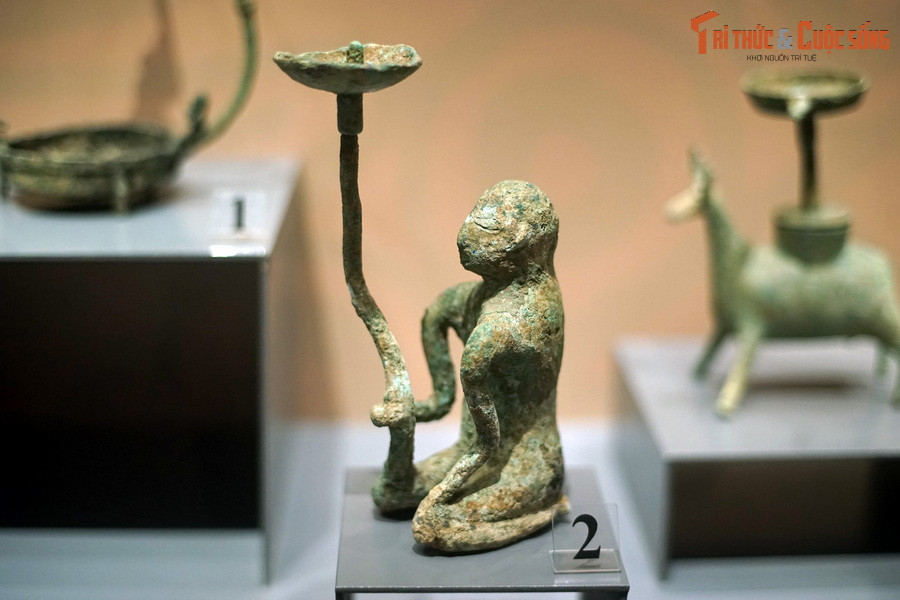 Đèn có chân tượng người quỳ bằng đồng, thế kỷ 2-1 TCN.