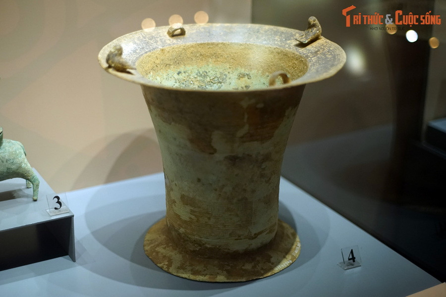 Đèn treo dạng thố có trang trí hình chim, thế kỷ 2-1 TCN.