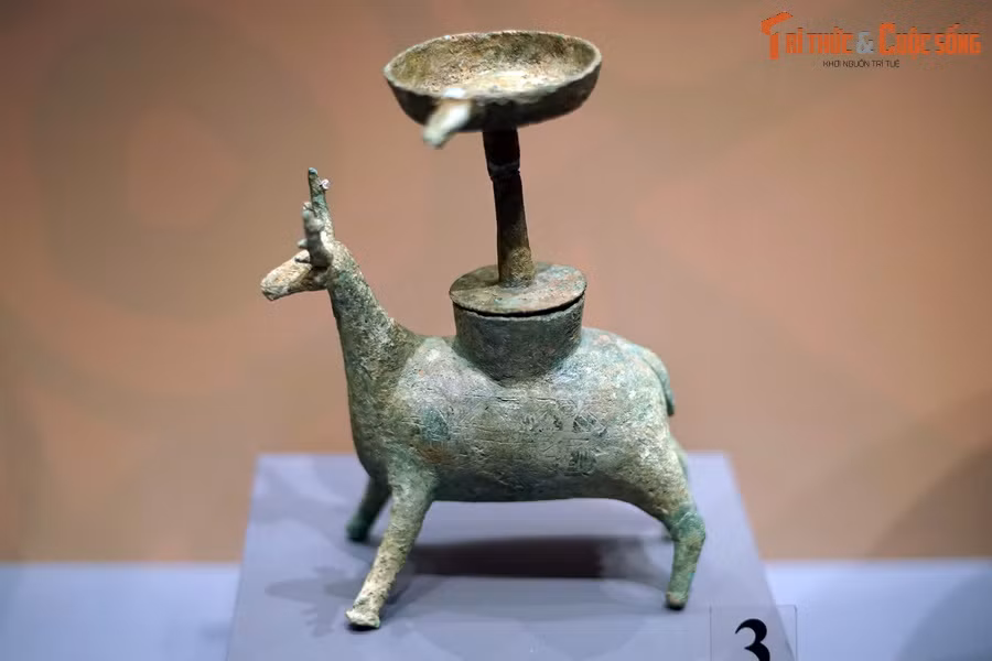 Đèn có chân tượng hươu bằng đồng, thế kỷ 2-1 TCN.