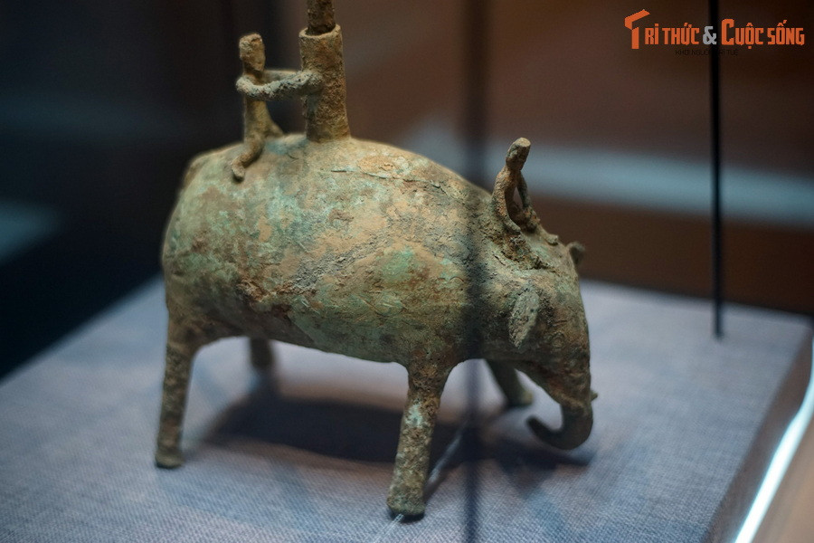 Chi tiết khối tượng voi được tạo hình ở chân chiếc đèn 2.000 tuổi.