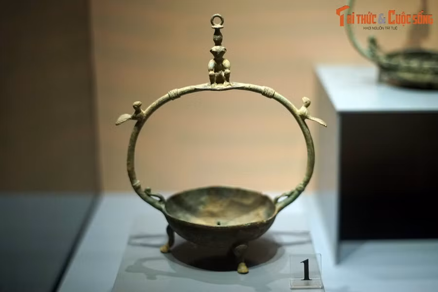 Đèn treo bằng đồng có quai trang trí hình người ngồi và chim, thế kỷ 2-1 TCN.