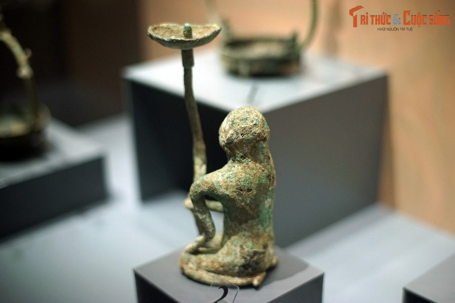 Tượng người đỡ đèn nhìn từ mặt sau.