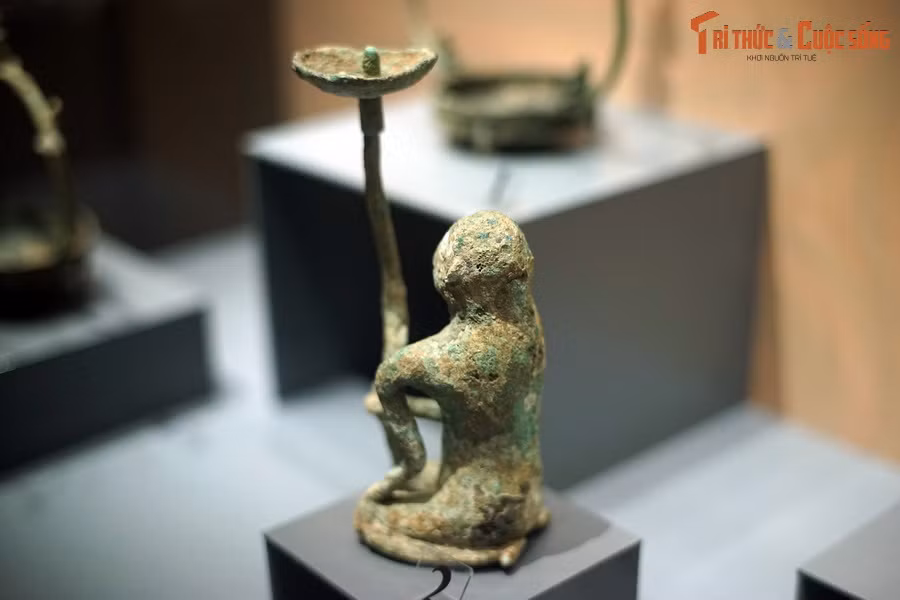 Tượng người đỡ đèn nhìn từ mặt sau.