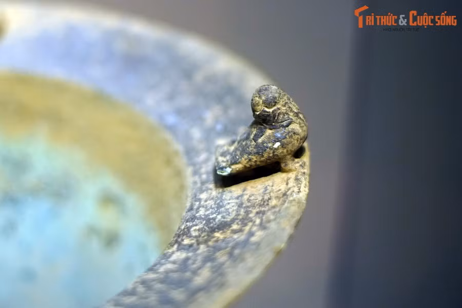 Chi tiết hình chim trên vành của chiếc đèn.