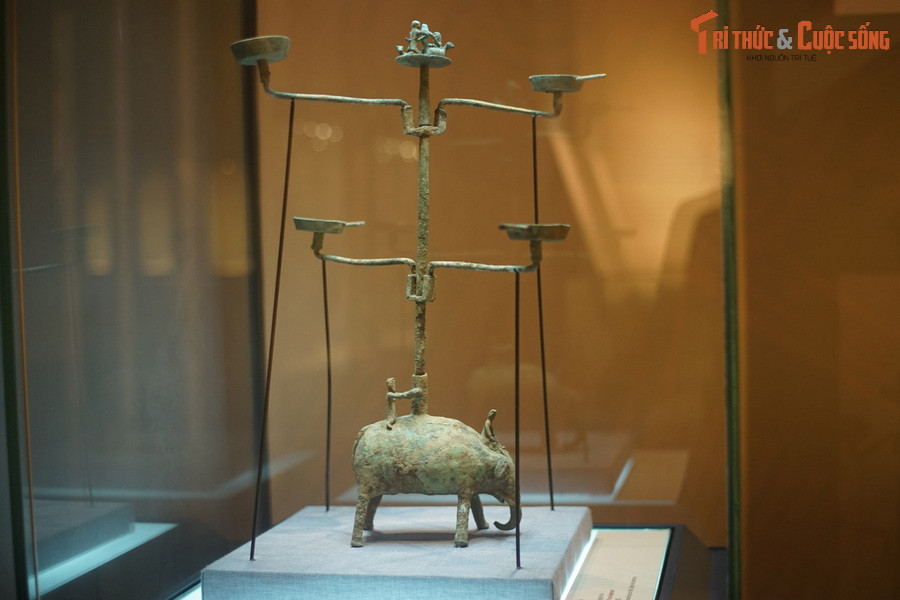  Đèn có chân tượng voi bằng đồng, thế kỷ 2-1 TCN, phát hiện tại Làng Vạc, Nghệ An. Hiện vật trong bài được giới thiệu trong trưng bày chuyên đề "Âm vang Đông Sơn", diễn ra tại Bảo tàng Lịch sử quốc gia Việt Nam.