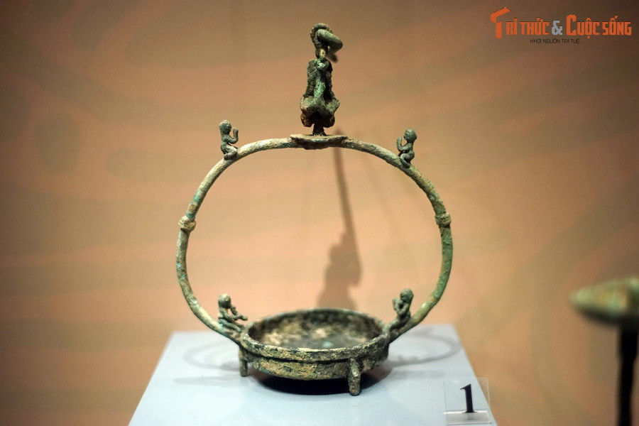 Đèn treo bằng đồng có quai trang trí hình người quỳ, người chơi nhạc cụ và chim công, thế kỷ 2-1 TCN.