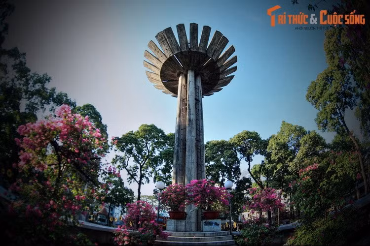 Nghe lời quân sư của ông thày Tàu, ông Thiệu đã xây cái hồ hình bát quái ở Công trường Chiến sĩ, giữa hồ có một cái tháp cao tượng trưng cho cái đinh ghim xuống đuôi rồng. Ngày nay, công trình này là một địa điểm nổi tiếng, được biết đến với tên gọi Hồ Con Rùa.