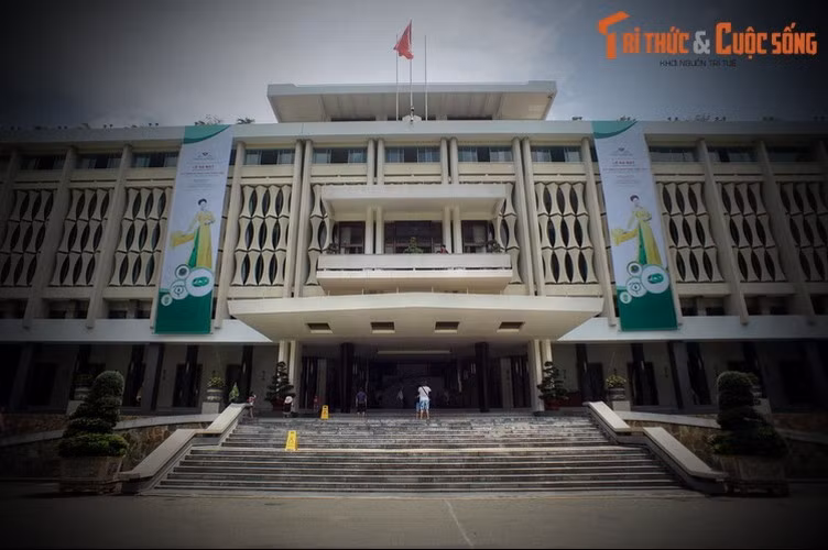 KTS Ngô Viết Thụ cho biết, khi phác thảo Dinh Độc Lập mới, ông có ý định thiết kế Dinh với nhiều tầng lầu ngang, dài, giống nhau, như hình Hán tự chữ “Vương” (王), có nghĩa là “Vua”, người đứng đầu một quốc gia theo quan niệm xưa.