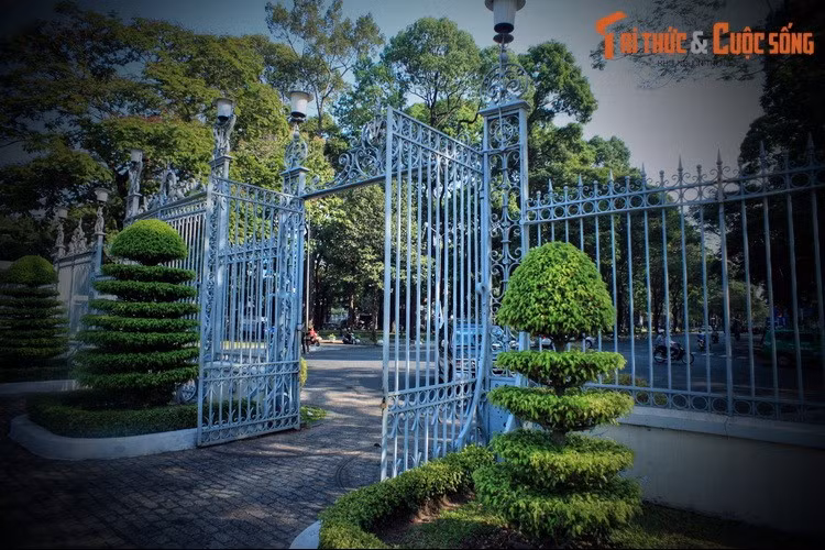 Trong cuốn “Thế giới có gì thần bí” (NXB Lao động - Xã hội), tác giả Nguyễn Hoàng Điệp tiết lộ rằng, Tông thống Nguyễn Văn Thiệu vốn là một người rất mê tín. Ông Thiệu từng cho yểm bùa ở trước cổng Dinh Độc Lập do nghe theo lời khuyên của các thầy địa lý.