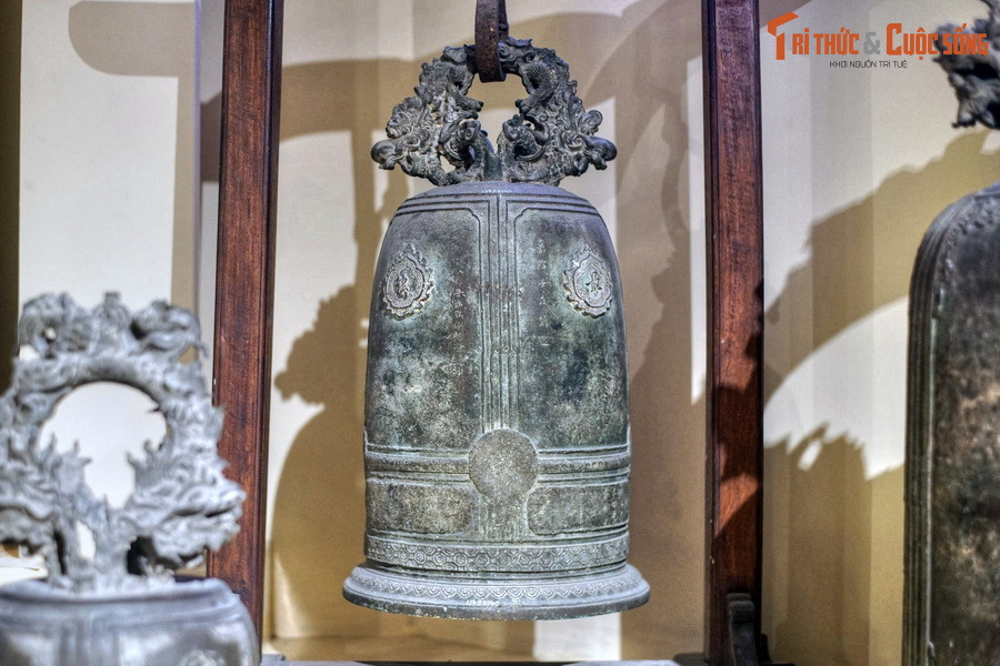 Chuông cổ thời nhà Nguyễn, niên hiệu Minh Mệnh 1 (1820), có nguồn gốc từ chùa Phổ Quang, xã Đặng Xá, tổng Cao Đường, huyện Thượng Nguyên, nay thuộc địa phận tỉnh Nam Định.