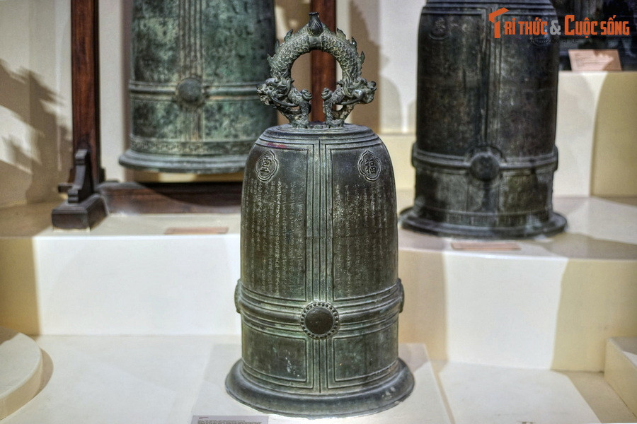 Chuông cổ thời nhà Nguyễn, niên hiệu Khải Định 4 (1919), có nguồn gốc từ đình An Duyên, xã An Duyên, tổng Tín An, huyện Thượng Phúc, phủ Thường Tín, nay thuộc huyện Thường Tín, Hà Nội.