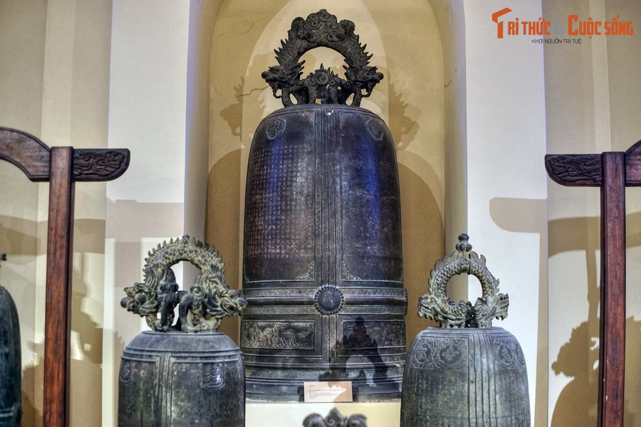 Chuông cổ thời nhà Nguyễn, niên hiệu Gia Long, năm Nhâm Tuất (1802), có nguồn gốc từ đền Tối Linh.