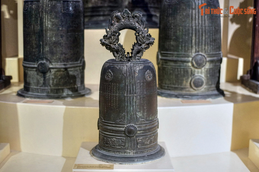 Chuông cổ thời nhà Nguyễn, niên hiệu Minh Mệnh 12 (1831), có nguồn gốc từ chùa Bồng Lai, thôn Cồn Mộc, huyện Nghi Xuân, phủ Đức Quang, nay thuộc địa phận huyện Lộc Hà, tỉnh Hà Tĩnh.