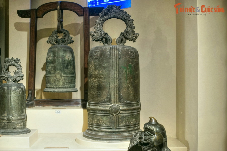 Chuông cổ thời nhà Nguyễn, niên hiệu Tự Đức 8 (1855), có nguồn gốc từ chùa Thanh Vân, xã Nãi Tử, huyện An Lạc, phủ Vĩnh Tường, nay thuộc địa phận tỉnh Vĩnh Phúc.