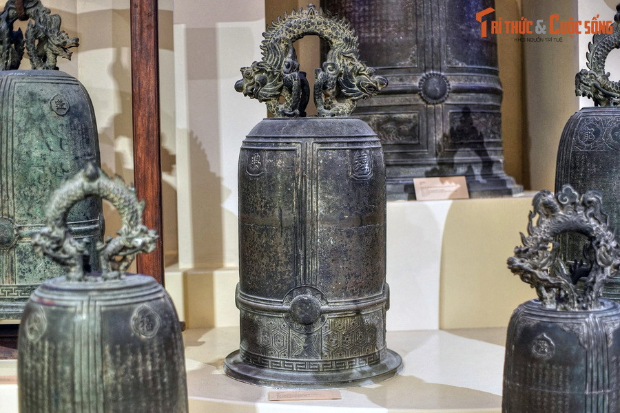 Chuông cổ thời nhà Nguyễn, niên hiệu Minh Mệnh 8 (1827), có nguồn gốc từ chùa Hưng Khánh (chùa Vua), phường phố Huế, quận Hai Bà Trưng, Hà Nội.