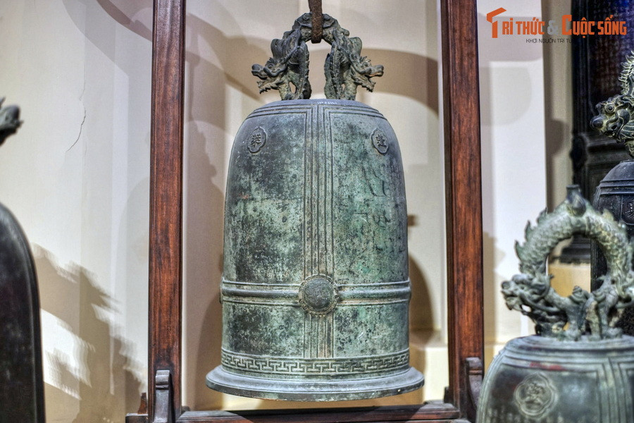 Chuông cổ thời nhà Nguyễn, niên hiệu Thành Thái 6 (1907), có nguồn gốc từ chùa Quỳnh Lâm, xã Tràng An, huyện Đông Triều, tỉnh Quảng Ninh.