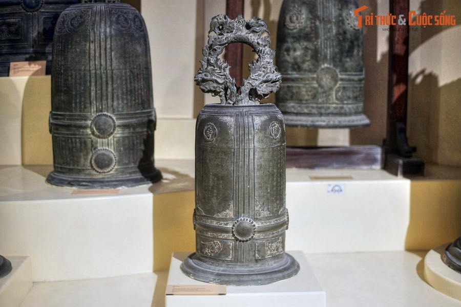 Chuông cổ thời nhà Nguyễn, niên hiệu Bảo Đại 2 (1927), có nguồn gốc từ miếu Hội Đồng, thị xã Ninh Hòa, tỉnh Khánh Hòa.