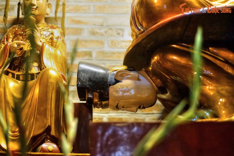 Để thể hiện lòng thành, vua cho người tạc bức tượng lớn tạo hình vua đang phủ phục dưới đất, cõng trên lưng một vị thiền sư đắc đạo. Có thể coi đây là một bức tượng Phật giáo độc nhất vô nhị không chỉ của Việt Nam mà cả thế giới.