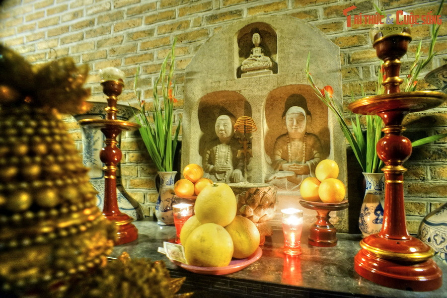 Bên cạnh tượng “Phật ngồi trên lưng vua”, chùa Hòe Nhai còn nhiều tượng cổ độc đáo khác như tượng Cửu Long (Thích Ca sơ sinh), bộ tượng Dược Sư tam tôn cổ nhất Việt Nam, cùng với một bộ Hoa Nghiêm Tam thánh…