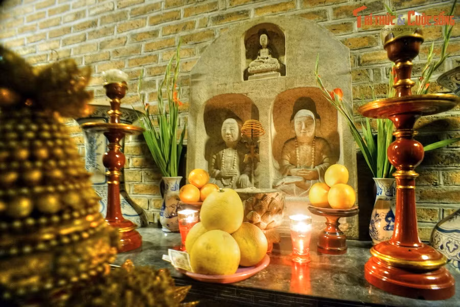 Bên cạnh tượng “Phật ngồi trên lưng vua”, chùa Hòe Nhai còn nhiều tượng cổ độc đáo khác như tượng Cửu Long (Thích Ca sơ sinh), bộ tượng Dược Sư tam tôn cổ nhất Việt Nam, cùng với một bộ Hoa Nghiêm Tam thánh…