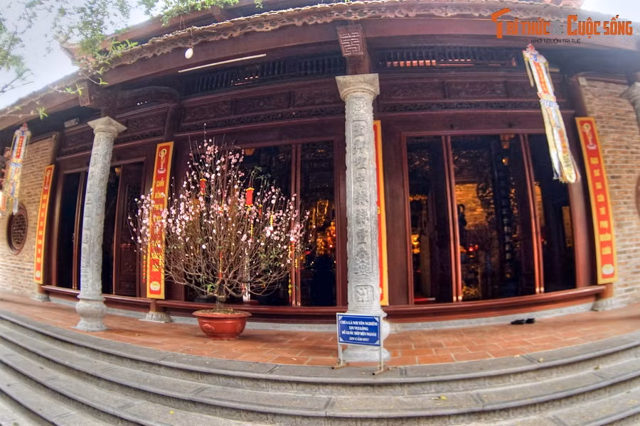 Về tổng thể, chùa được xây dựng theo kiểu chữ “Công” (工) trong khuôn viên 3.000 m2 gồm hai tòa bái đường 5 gian, chính điện 3 gian, nhà tổ 7 gian. Phía trước là chính điện, phía sau là nhà tổ và tăng phòng, xung quanh là hành lang.