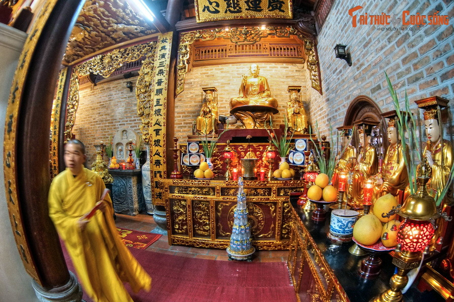 Đặc sắc nhất trong đó là bức tượng “Phật ngồi lưng vua”, đặt ở góc phải phía sau của chính điện. Bức tượng thể hiện hình ảnh một vị vua quỳ sát đất, lưng là nơi an tọa của một nhà tu hành tay kết ấn, vẻ mặt từ bi, thoát tục.