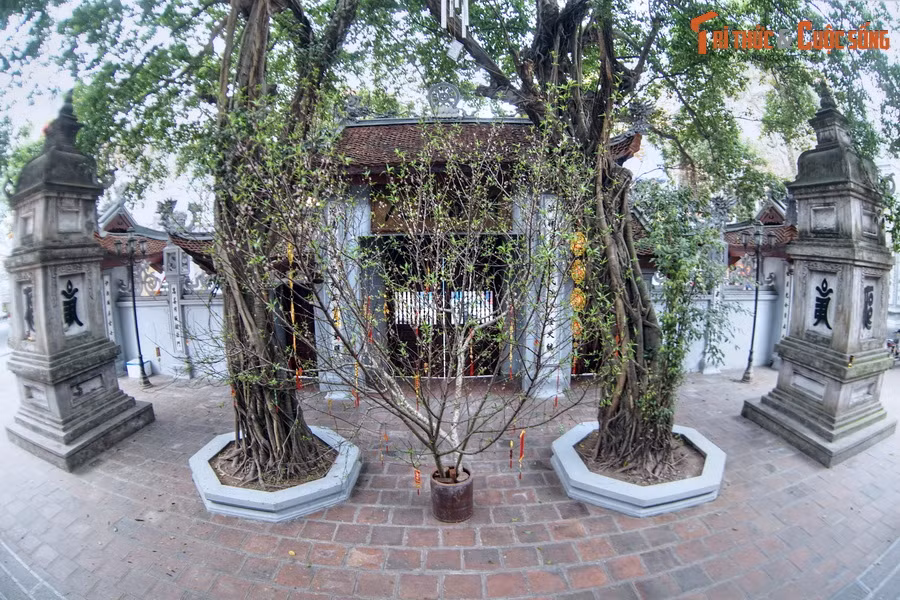 Chùa Hòe Nhai cũng nổi tiếng là nơi xuất thân của hai vị Quốc sư, ba vị Tăng thống và hai vị Pháp chủ - những vị trí lãnh đạo quan trọng nhất trong bộ máy tổ chức của giáo hội Phật giáo. Đây là một điều vô cùng hiếm gặp ở các ngôi chùa Việt Nam.